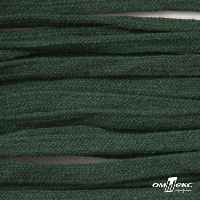Шнур плетеный d-8 мм плоский, 70% хлопок 30% полиэстер, уп.85+/-1 м, цв.1016-т.зеленый - купить в Междуреченске. Цена: 742.50 руб.